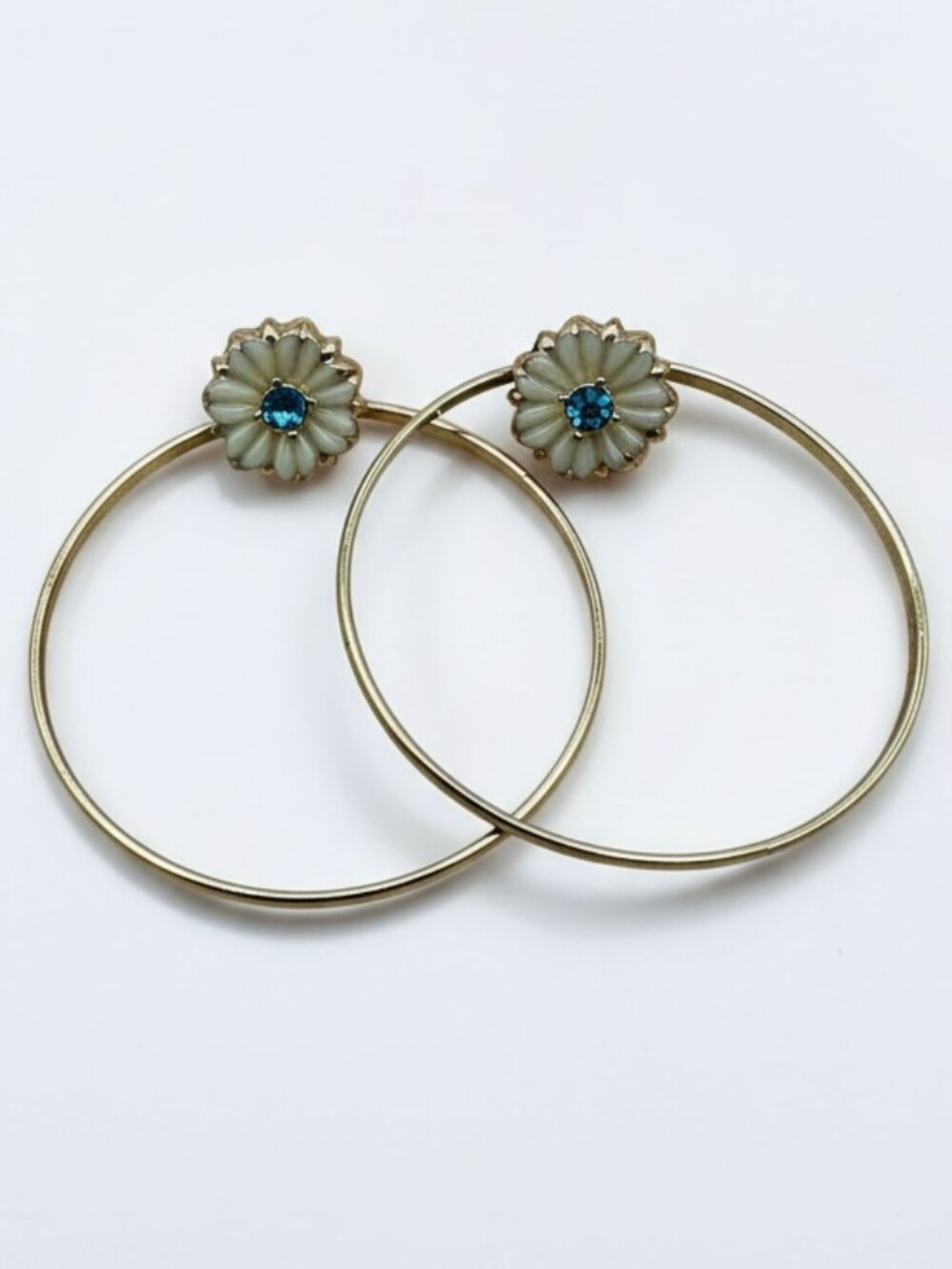 Everri Daisy Flower Hoop Earrings White Resin Blue Crystal Gold Tone Large